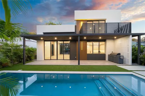 536 NW 48th St, Miami, FL 33127