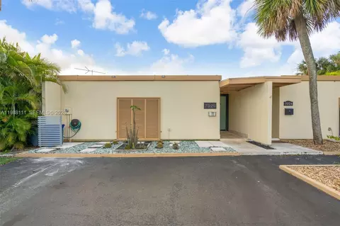 7020 Crown Gate Dr, Miami Lakes, FL 33014