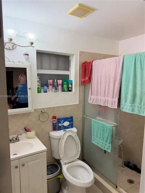 Bath - 4347 E 9th Ct, Hialeah, FL 33013 photo 2 of 2