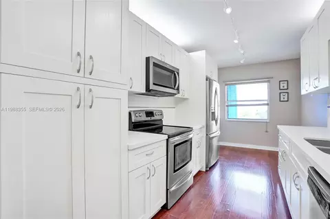 4001 Hillcrest Dr #817, Hollywood, FL 33021