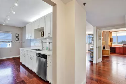 4001 Hillcrest Dr #817, Hollywood, FL 33021