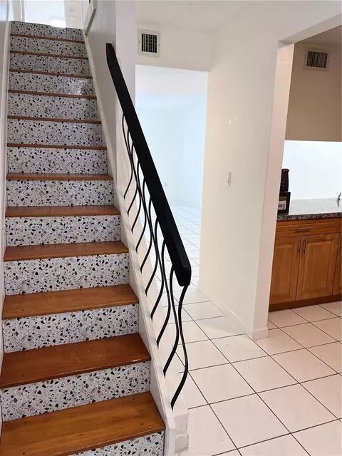 2750 W 76th St #208, Hialeah, FL 33016