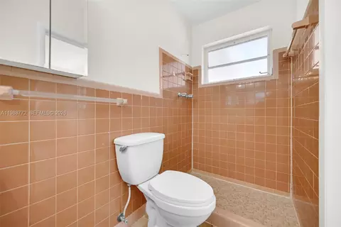 Bath - 6325 W 12th Ave, Hialeah, FL 33012 photo 3 of 4