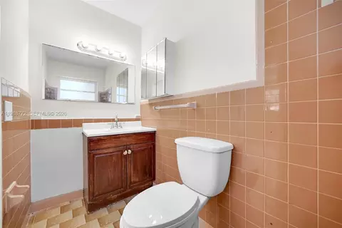 Bath - 6325 W 12th Ave, Hialeah, FL 33012 photo 4 of 4