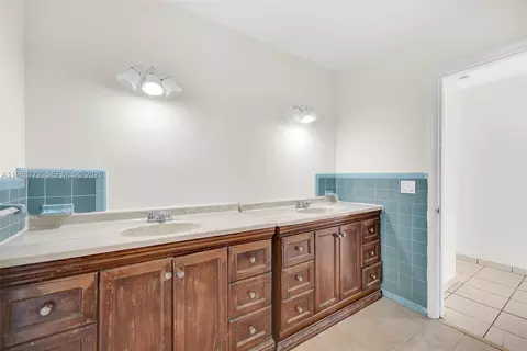 Bath - 6325 W 12th Ave, Hialeah, FL 33012 photo 2 of 4