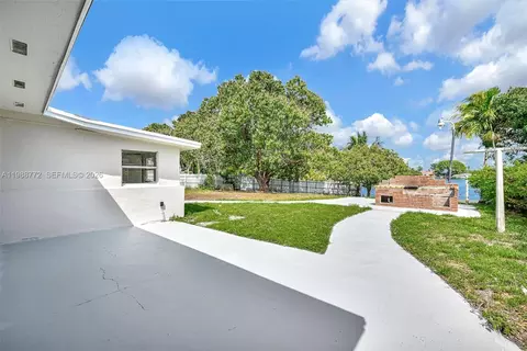 Exterior - 6325 W 12th Ave, Hialeah, FL 33012 photo 6 of 10