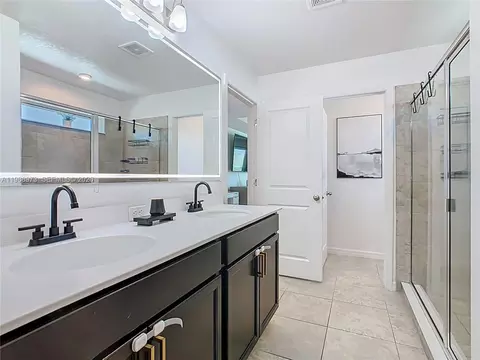 Bath - 1285 Hilltop Pl, Saint Cloud, FL 34772 photo 4 of 8