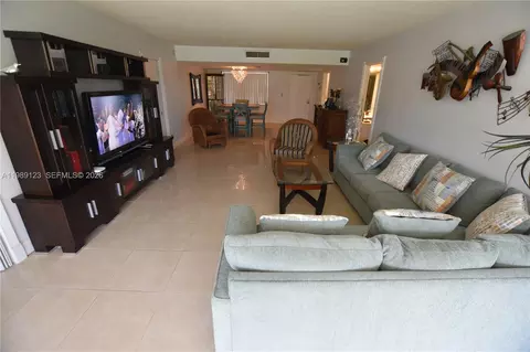 3800 Oaks Clubhouse Dr #309, Pompano Beach, FL 33069