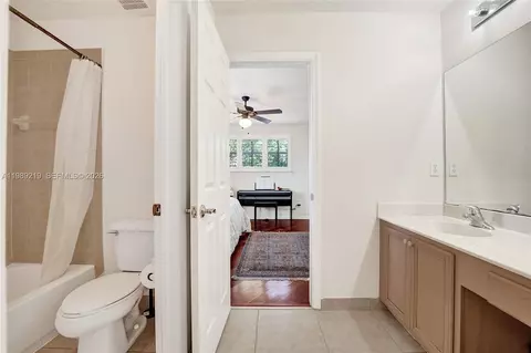 Bath - 3936 Cascade Ter, Weston, FL 33332 photo 6 of 10