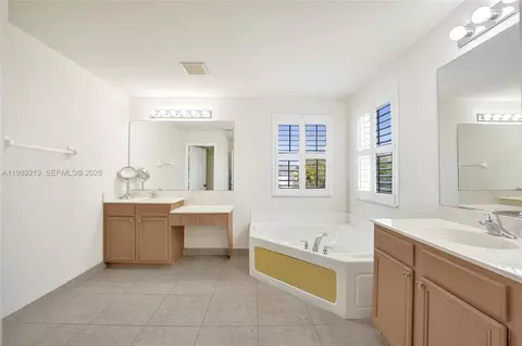 Bath - 3936 Cascade Ter, Weston, FL 33332 photo 3 of 10