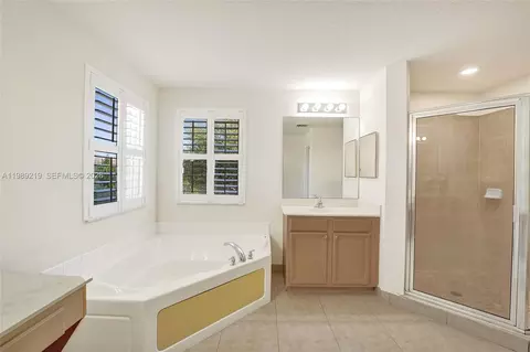 Bath - 3936 Cascade Ter, Weston, FL 33332 photo 4 of 10