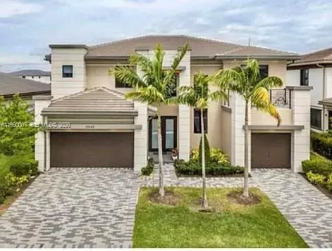 10545 S Lago Vista Cir, Parkland, FL 33076