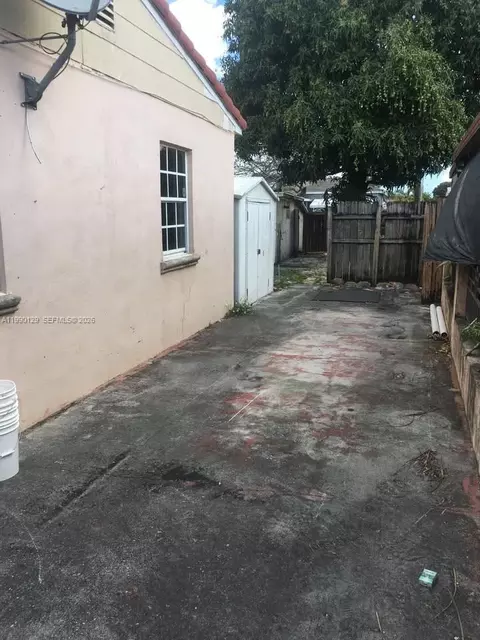 Exterior - 625 E 8th Ct, Hialeah, FL 33010 photo 6 of 8