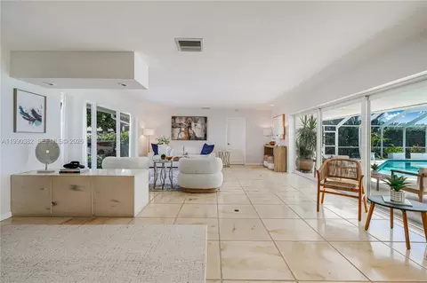 Living - 640 S Mashta Dr, Key Biscayne, FL 33149 photo 2 of 5