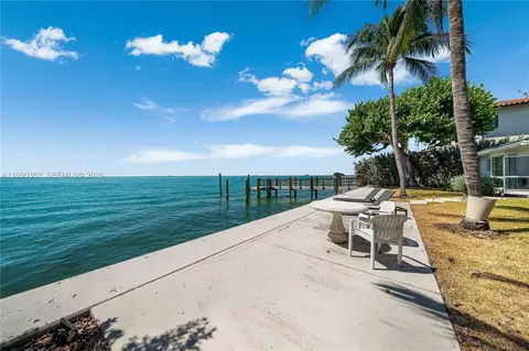 Exterior - 640 S Mashta Dr, Key Biscayne, FL 33149 photo 6 of 10