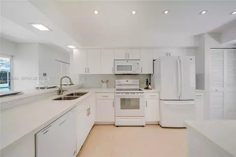 Kitchen - 640 S Mashta Dr, Key Biscayne, FL 33149 photo 2 of 2