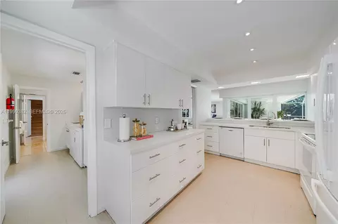 Kitchen - 640 S Mashta Dr, Key Biscayne, FL 33149 photo 1 of 2