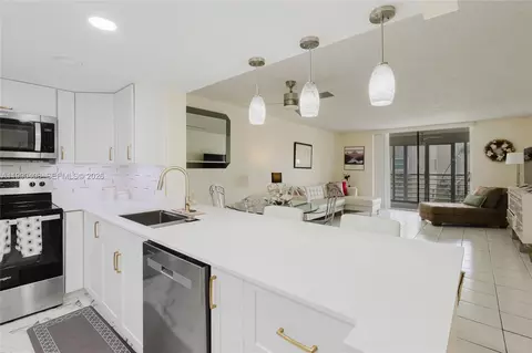 424 SE 10th St #204, Dania Beach, FL 33004
