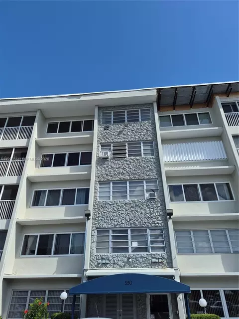 330 SE 2nd St #202E, Hallandale Beach, FL 33009