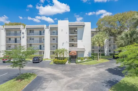 9325 Lagoon Pl #105, Davie, FL 33324