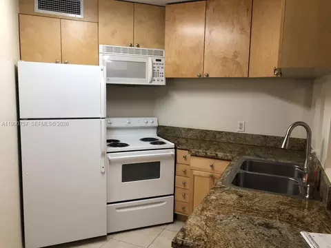 215 Lake Pointe Dr #103, Oakland Park, FL 33309