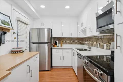 3101 N Country Club Dr #102, Aventura, FL 33180