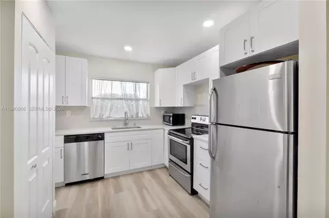 9201 Sunrise Lakes Blvd #304, Sunrise, FL 33322