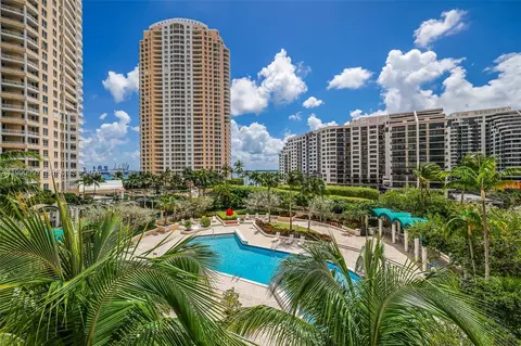 Exterior - 888 Brickell Key Dr #807, Miami, FL 33131 photo 6 of 11