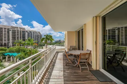 Exterior - 888 Brickell Key Dr #807, Miami, FL 33131 photo 2 of 11