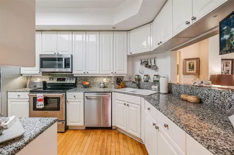Kitchen - 888 Brickell Key Dr #807, Miami, FL 33131 photo 1 of 5