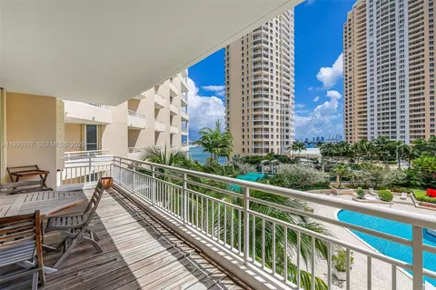 Exterior - 888 Brickell Key Dr #807, Miami, FL 33131 photo 3 of 11