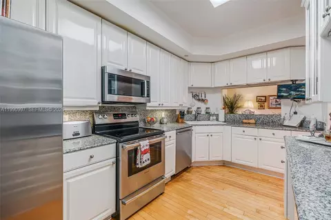 Kitchen - 888 Brickell Key Dr #807, Miami, FL 33131 photo 4 of 5