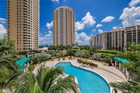 Exterior - 888 Brickell Key Dr #807, Miami, FL 33131 photo 4 of 11