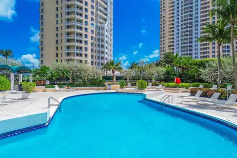 Exterior - 888 Brickell Key Dr #807, Miami, FL 33131 photo 10 of 11