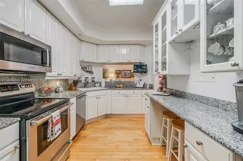 Kitchen - 888 Brickell Key Dr #807, Miami, FL 33131 photo 3 of 5