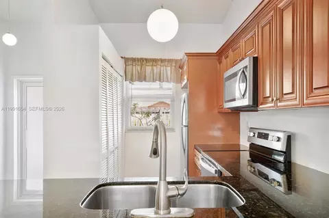 Kitchen - 6723 NW 188th Ter, Hialeah, FL 33015 photo 1 of 3