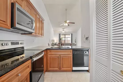 Kitchen - 6723 NW 188th Ter, Hialeah, FL 33015 photo 2 of 3