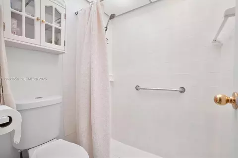 Bath - 6723 NW 188th Ter, Hialeah, FL 33015 photo 4 of 4