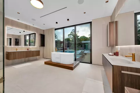 Bath - 7901 SW 120th St, Pinecrest, FL 33156 photo 4 of 12
