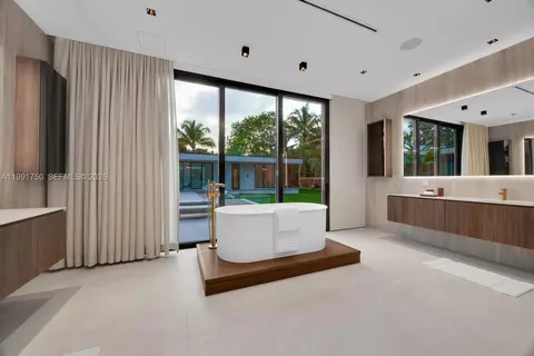 Bath - 7901 SW 120th St, Pinecrest, FL 33156 photo 3 of 12