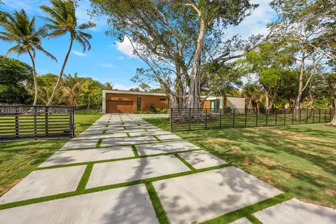 Exterior - 7901 SW 120th St, Pinecrest, FL 33156 photo 8 of 27