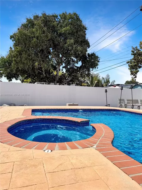 233 W 39th Pl, Hialeah, FL 33012