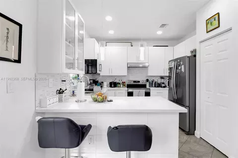 Kitchen - 3323 W 90th Ter, Hialeah, FL 33018 photo 1 of 2