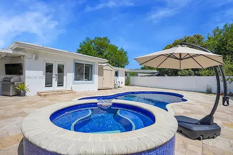 30 Bentley Dr, Miami Springs, FL 33166