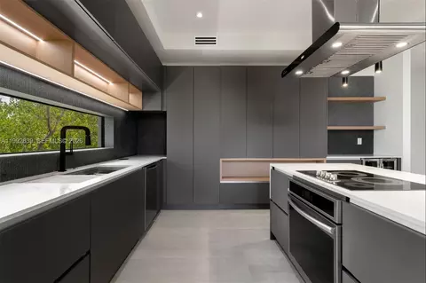 Kitchen - 20 Coral Dr, Key Largo, FL 33037 photo 5 of 6