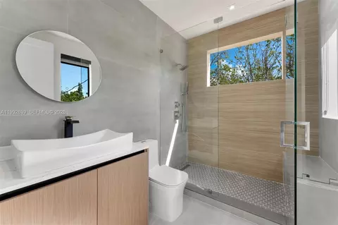 Bath - 20 Coral Dr, Key Largo, FL 33037 photo 3 of 3