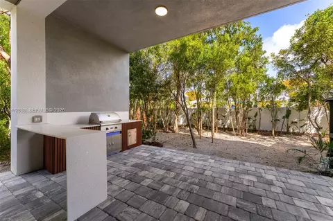 Exterior - 20 Coral Dr, Key Largo, FL 33037 photo 4 of 12