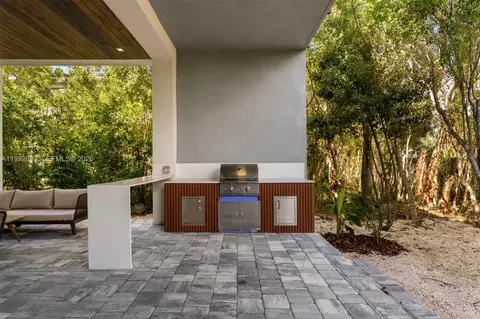Exterior - 20 Coral Dr, Key Largo, FL 33037 photo 5 of 12