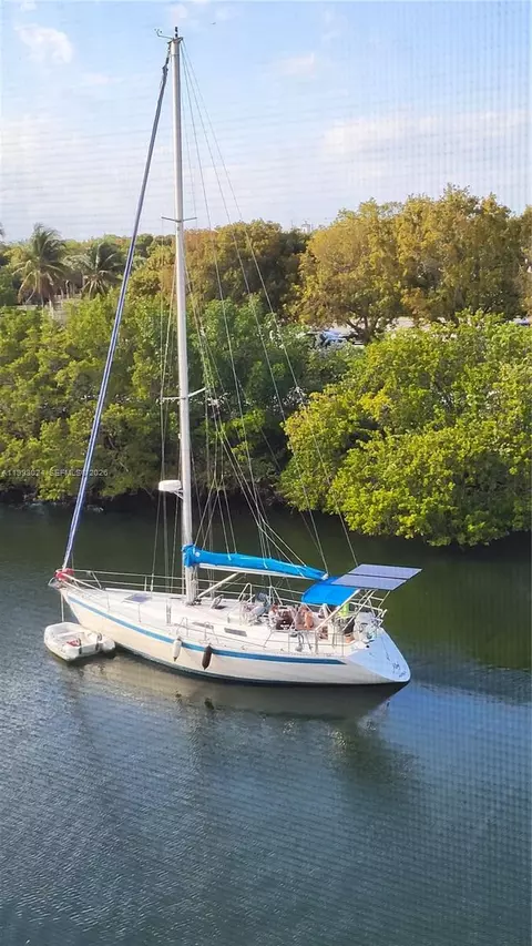 3401 N Country Club Dr #402, Aventura, FL 33180