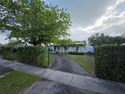 13825 Monroe St, Miami, FL 33176